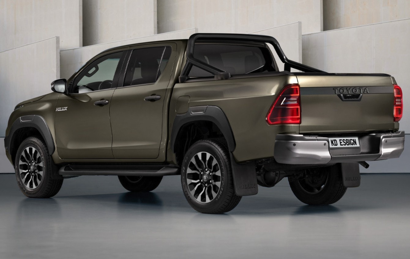 2026-toyota-hilux-springs-refreshed-from-behind-the-cgi-curtain-based-on-recent-spy-photos_7.jpg