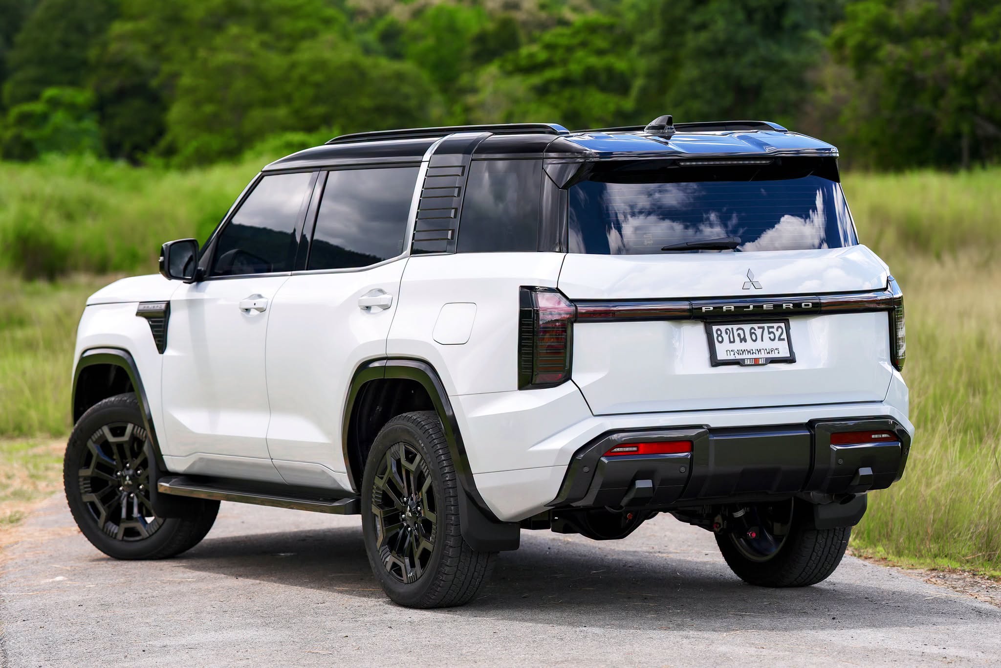2027 Mitsubishi Pajero 2.jpg