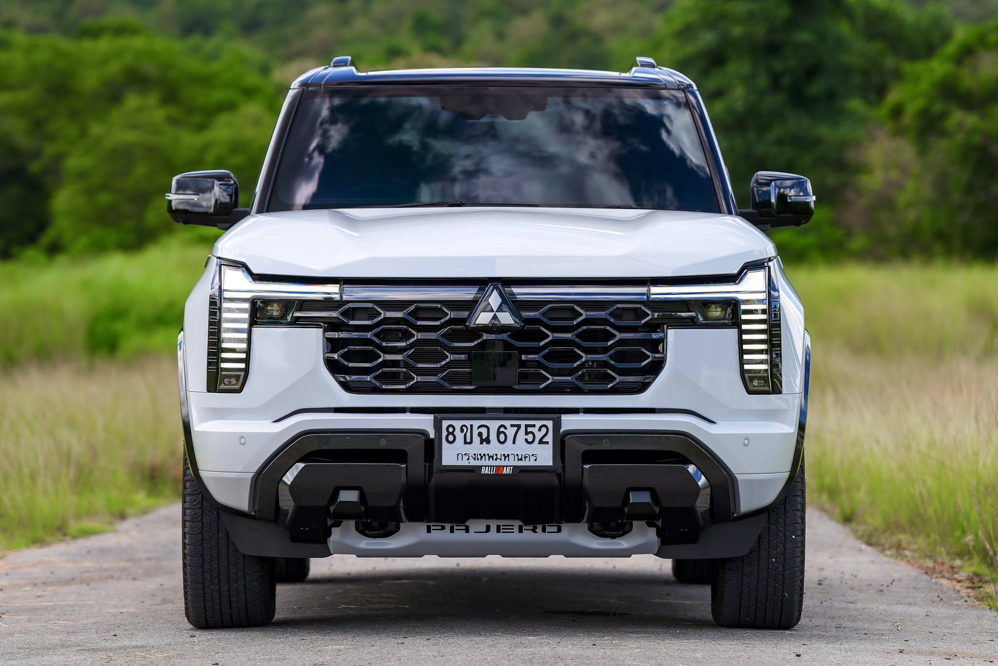 2027 Mitsubishi Pajero 6.jpg