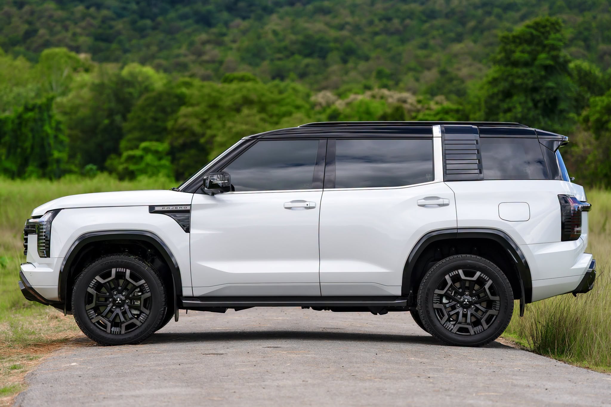 2027 Mitsubishi Pajero 8.jpg