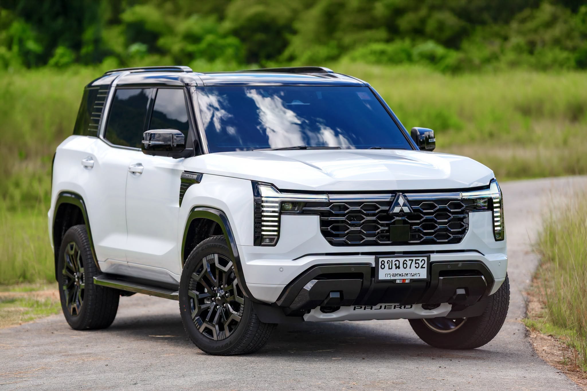 2027 Mitsubishi Pajero.jpg