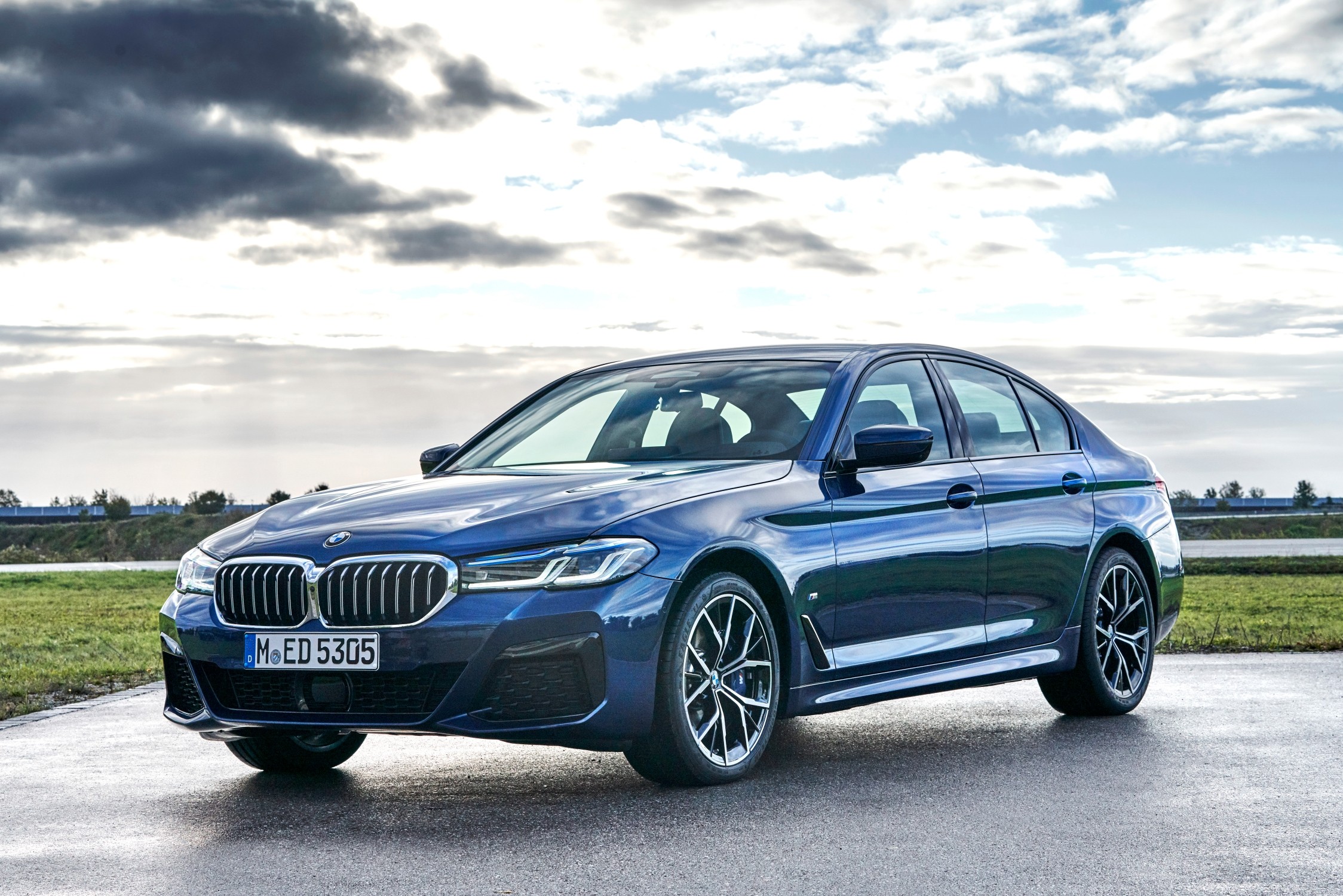 BMW 530i M Sport nhận ưu đãi lên đến 100_ phí trước bạ.jpg