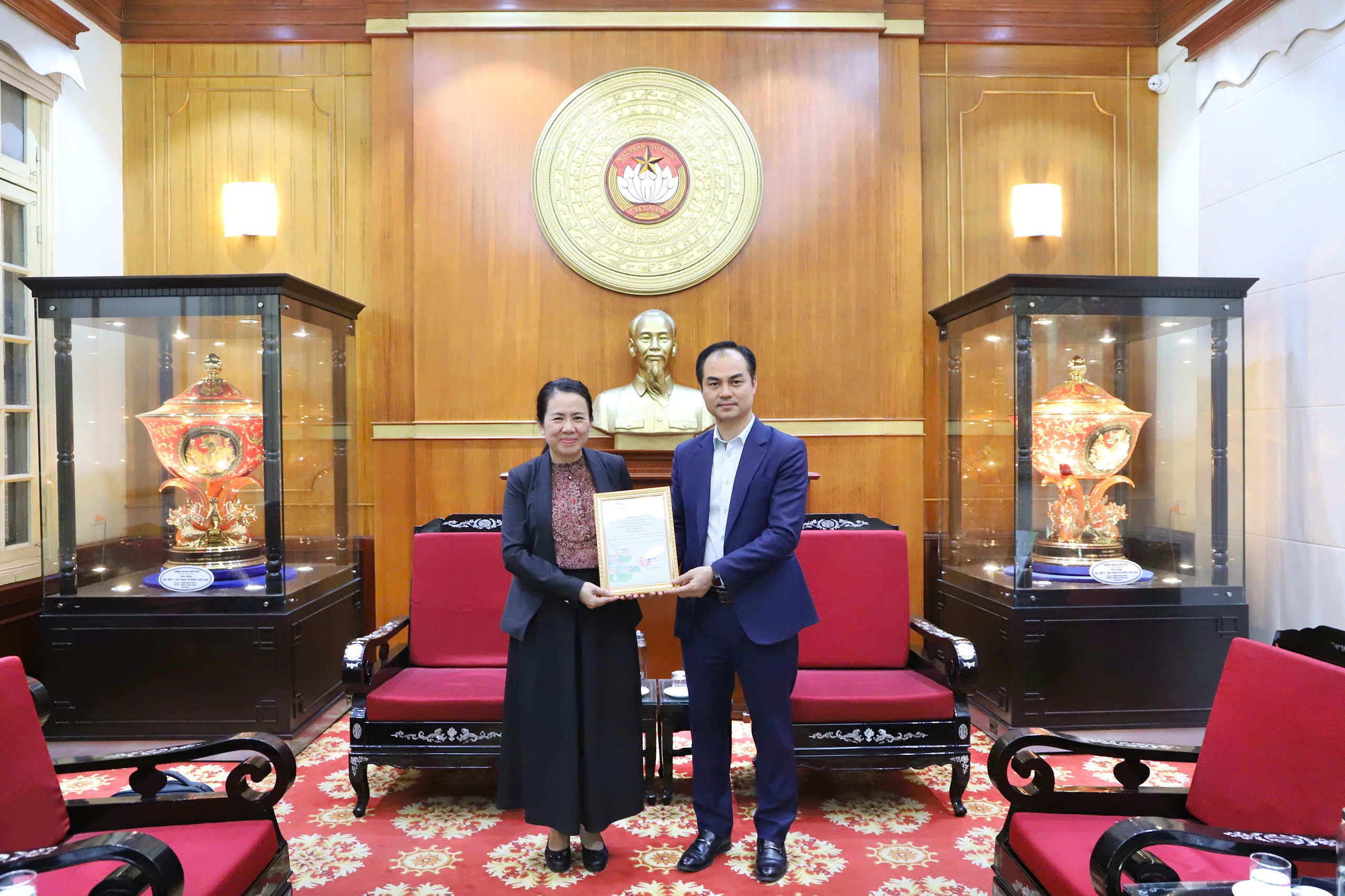 Đại diện HVN ủng hộ 3,8 tỷ đồng thông qua Ủy ban Trung ương Mặt trận Tổ quốc Việt Nam.jpg.jpg