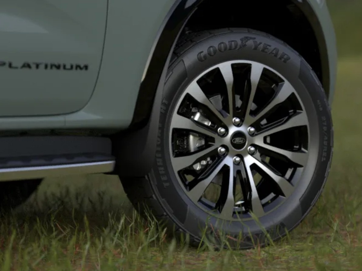 Ford Everest Platinum V6 3.jpg