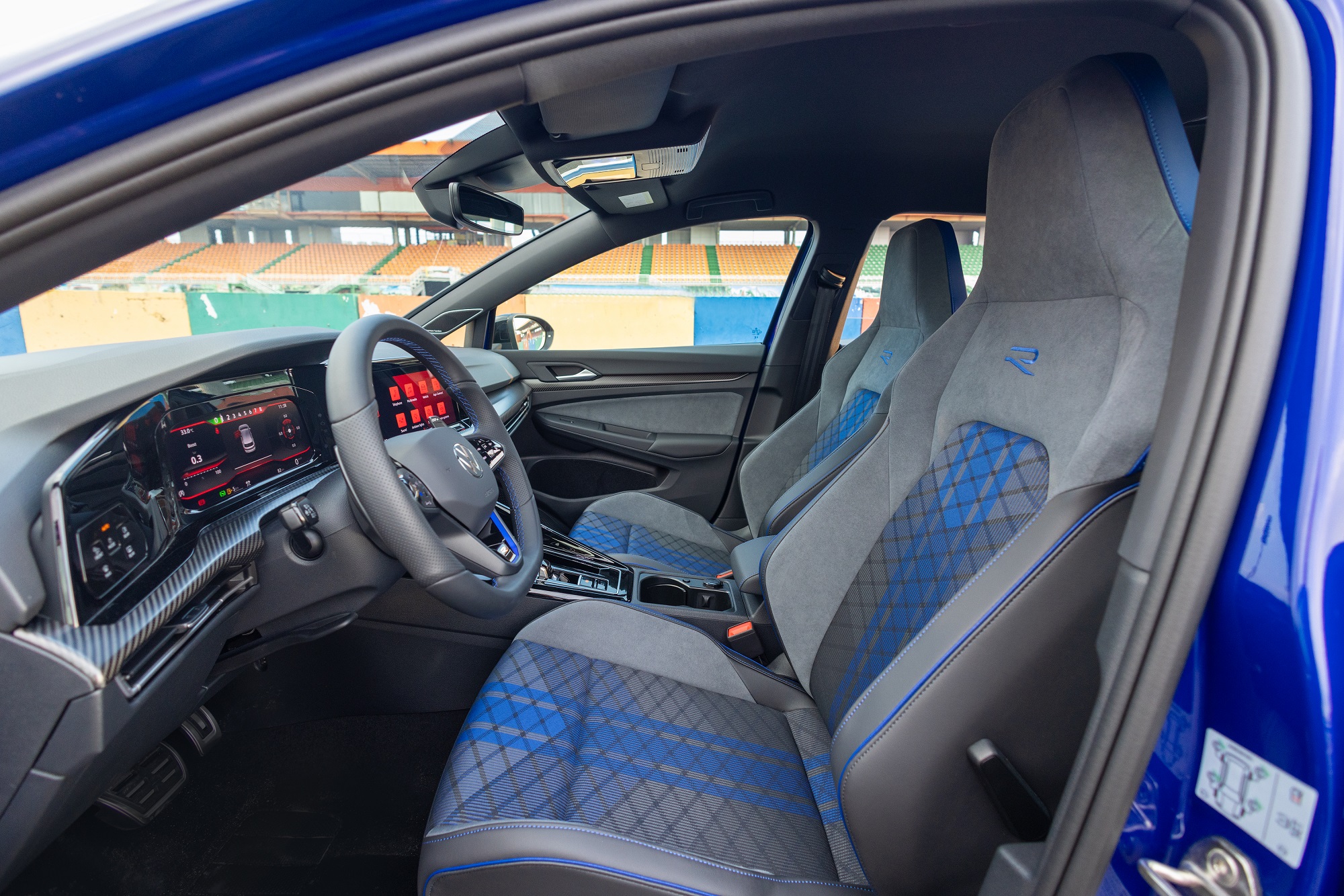 Golf R (1).jpg Golf R (1).jpg