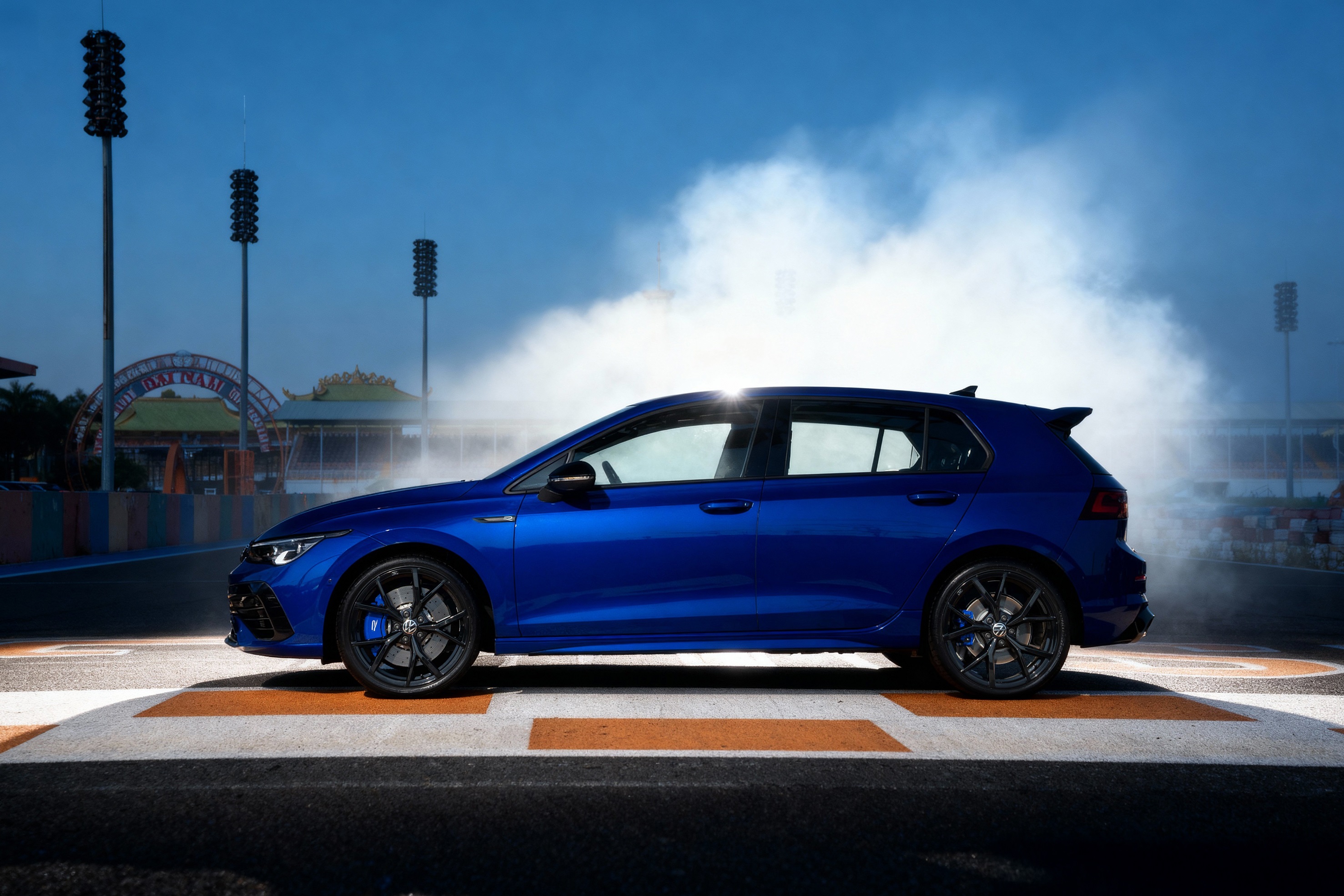 Golf R (2).jpg Golf R (2).jpg