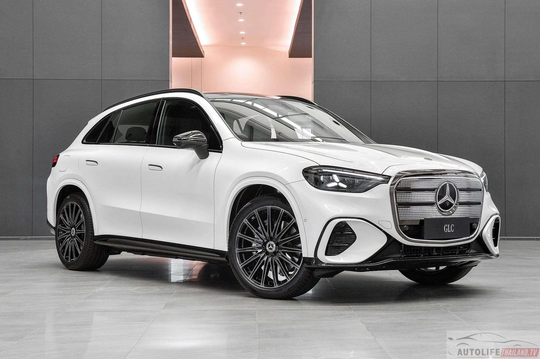 Mercedes-Benz GLC 300 -1.jpg