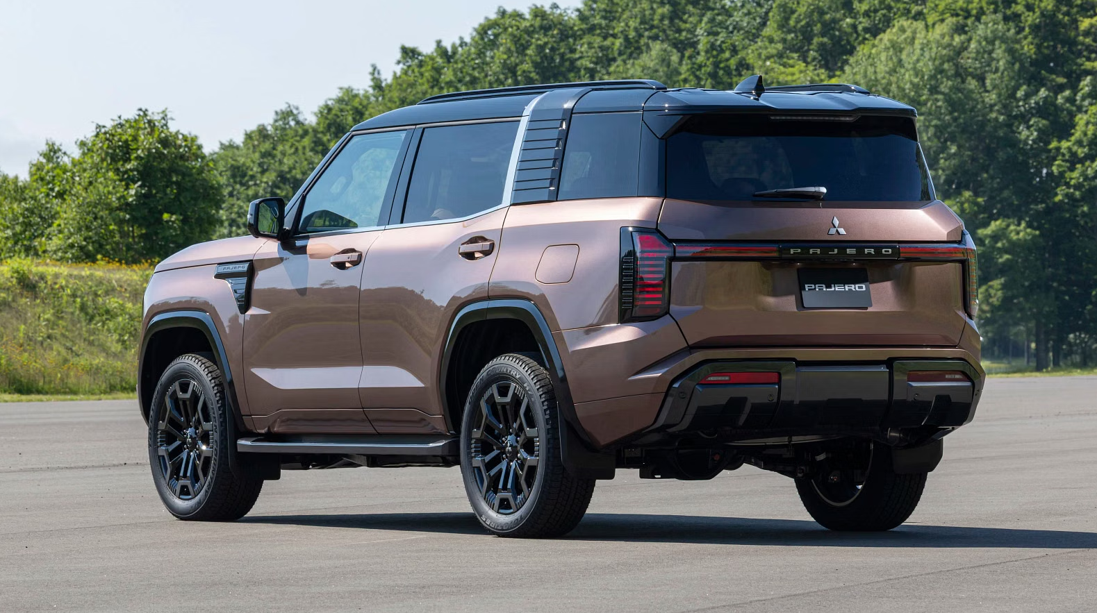 Mitsubishi Pajero 2027 2.png