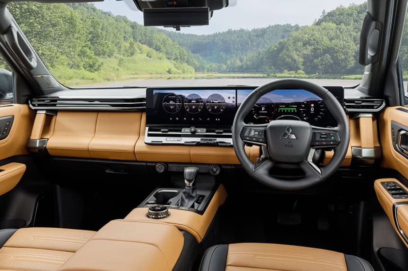 Mitsubishi_PAJERO_official_004.jpg