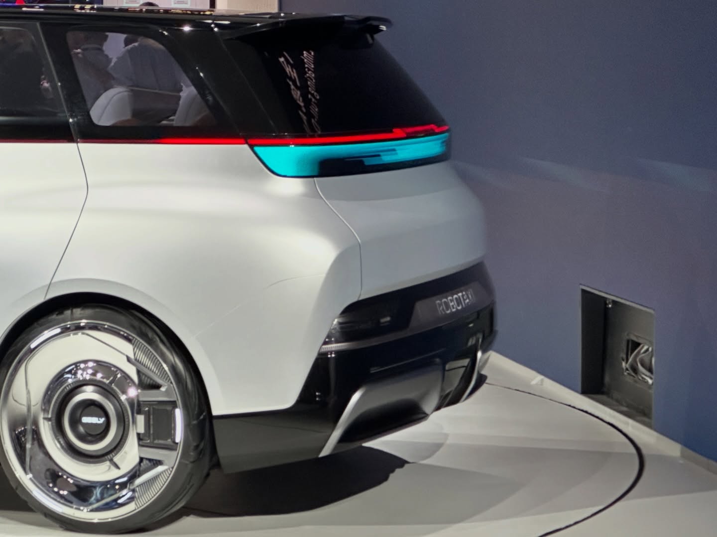 Robotaxi EVA Cab 4.jpg