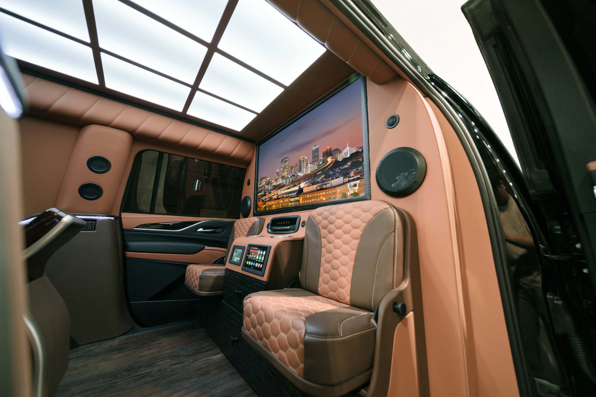 this-armored-escalade-protects-you-from-rifles-and-grenades-while-you-watch-tiktok_5.jpg
