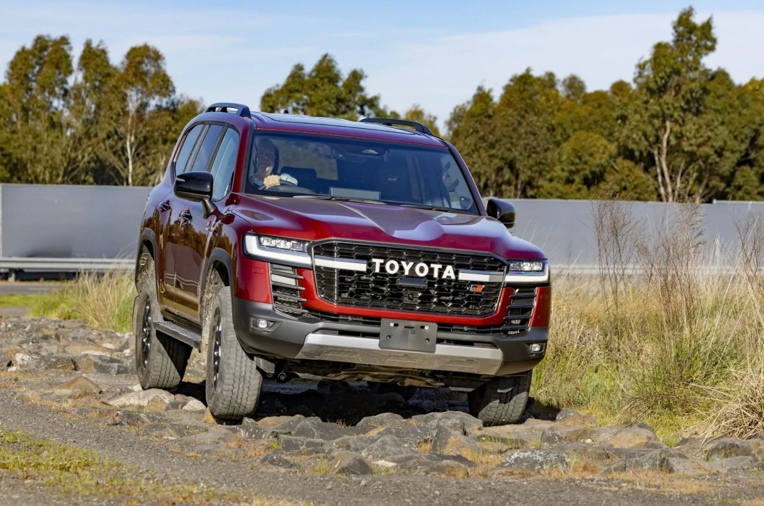 Toyota-Land-Cruiser-300-GR-Sport-Hybrid-Australia 3.jpg