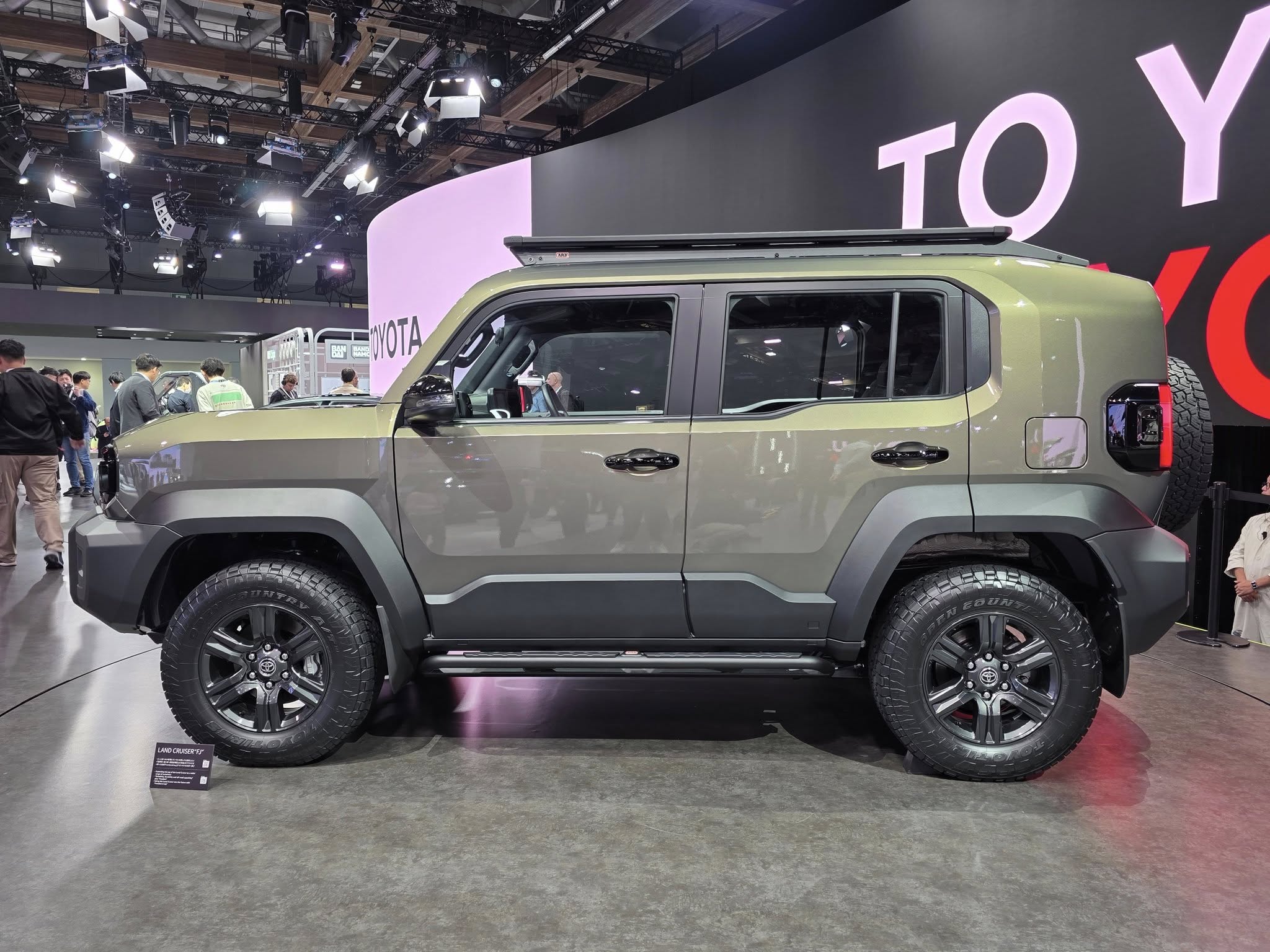 Toyota Land Cruiser FJ 3.jpg Toyota Land Cruiser FJ 3.jpg