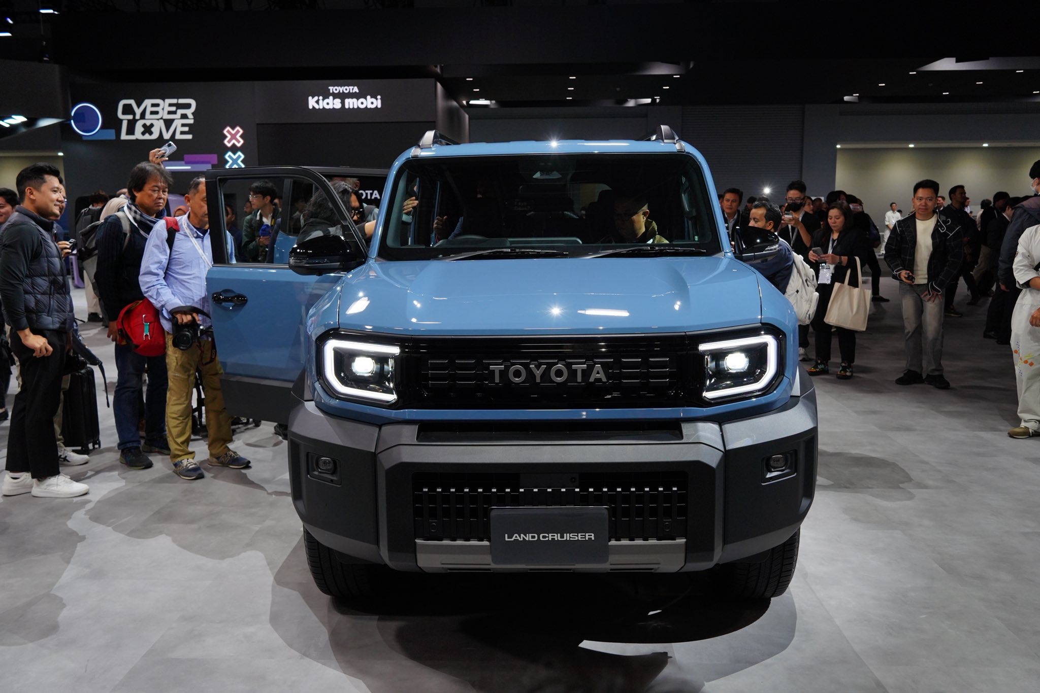 Toyota Land Cruiser FJ 7.jpg Toyota Land Cruiser FJ 7.jpg