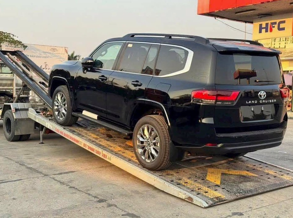 Toyota Land Cruiser hybrid 2.jpg