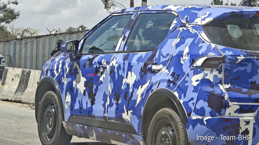 vinfast-vf5-electric-suv-spied-new-3-1068x601.jpg