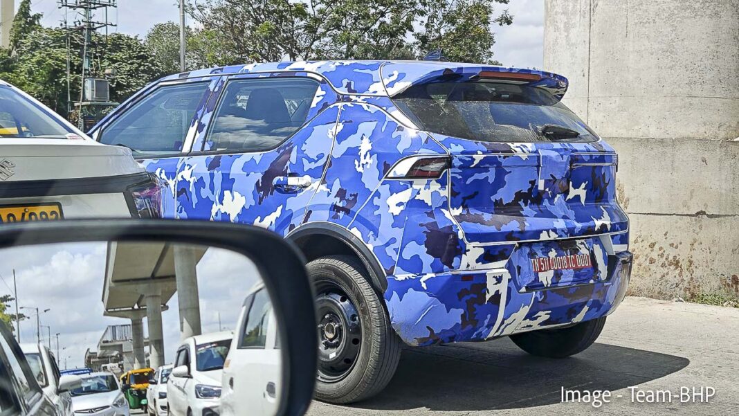 vinfast-vf5-electric-suv-spied-new-4-1068x601.jpg