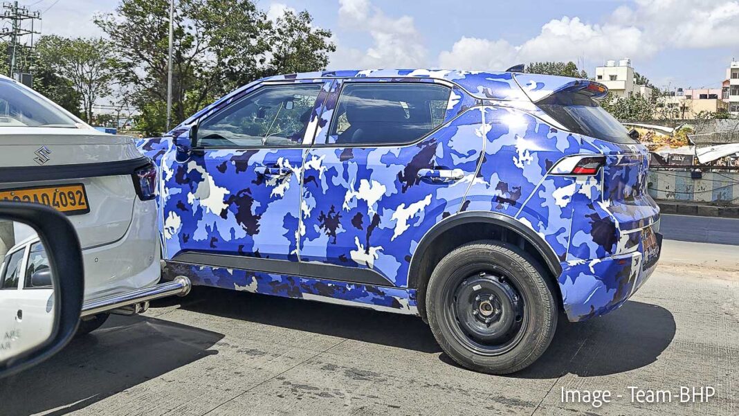 vinfast-vf5-electric-suv-spied-new-5-1068x601.jpg