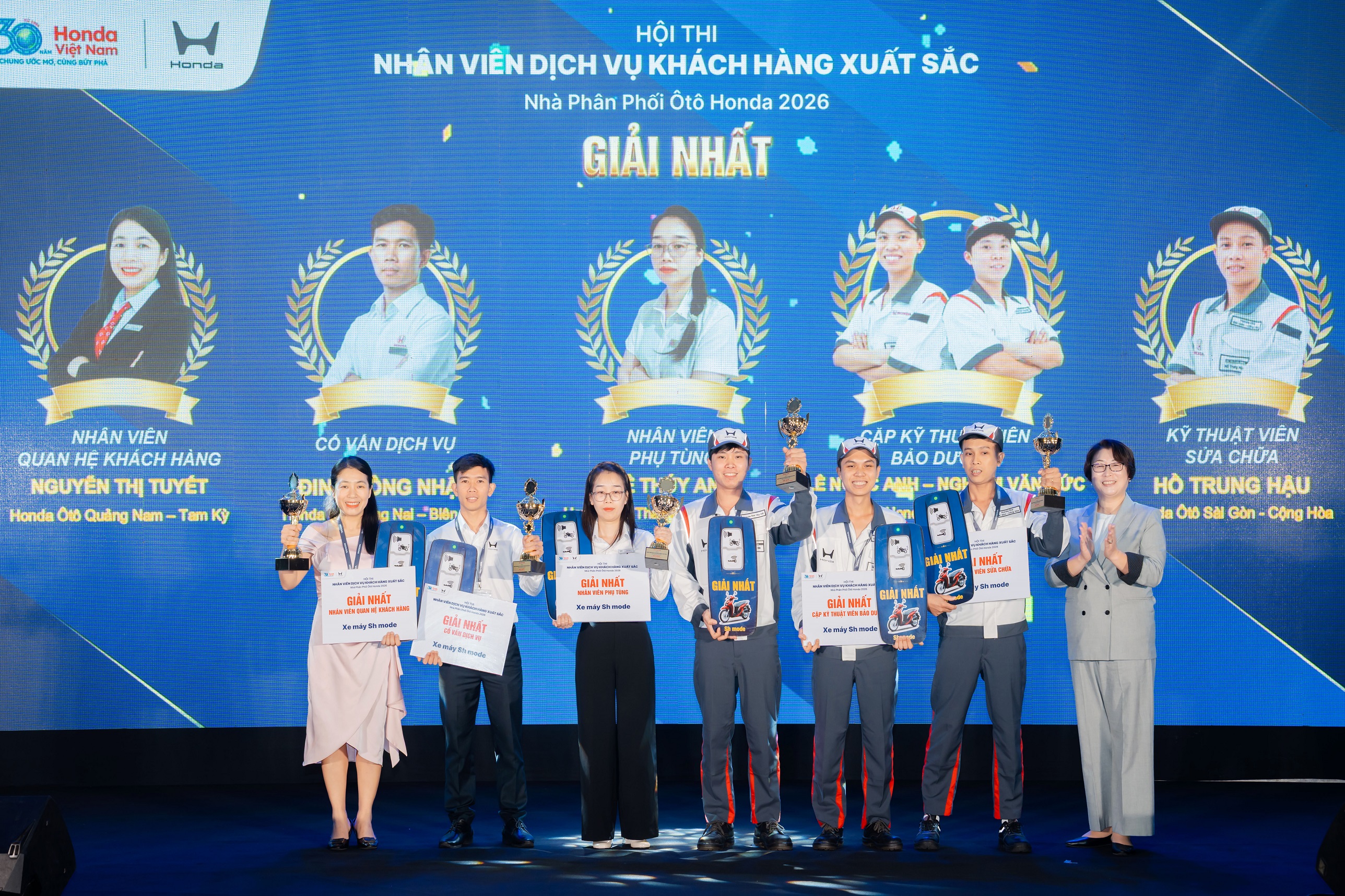 Vinh danh thí sinh đạt giải nhất.jpg