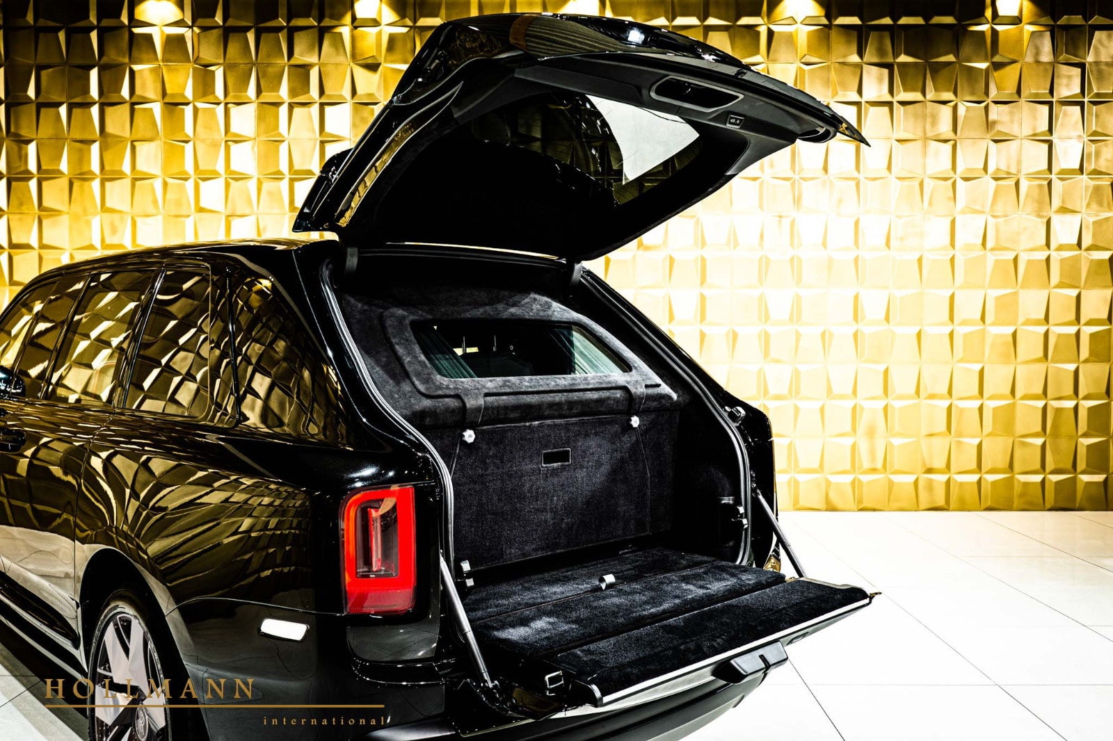 you-wont-believe-how-much-this-rolls-royce-cullinan-costs_6.jpg