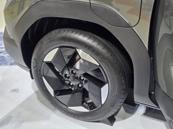 Suzuki e VITARA 13.jpg