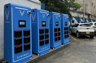 vinfast-day-nhanh-lap-dat-tram-doi-pin-xe-may-dien-1-thanhnien-1762657728668927535971.jpg