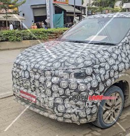 toyota-innova-hycross-facelift-hybrid-interiors-spied-8-1068x1116.jpg