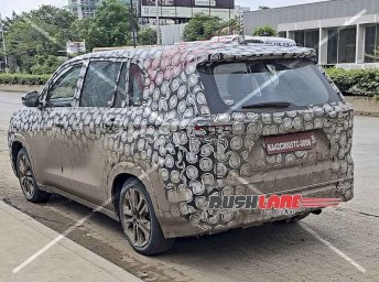 toyota-innova-hycross-facelift-hybrid-interiors-spied-7-1068x795.jpg