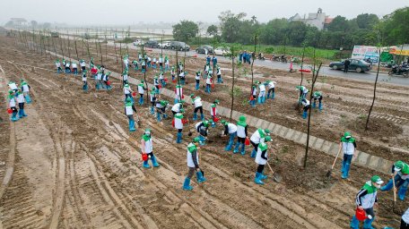 Nhân viên háo hức trồng cây trong _Ngày hội trồng cây Honda - Vì một Việt Nam xanh_.jpg