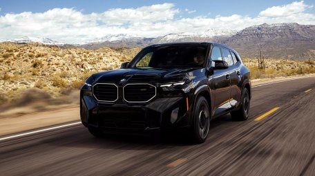 2023-BMW-XM-Black-Sapphire-Metallic-4.jpg