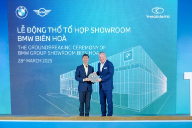 Lãnh đạo THACO AUTO trao quà lưu niệm cho Ông Jean-Philippe Parain – Phó Chủ tịch ca...jpg
