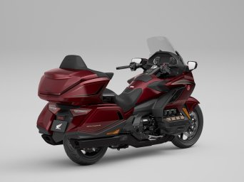 2025-GL1800_ED_AirBag_DCT_Studio_Red_Rh-RrQ_S.jpg