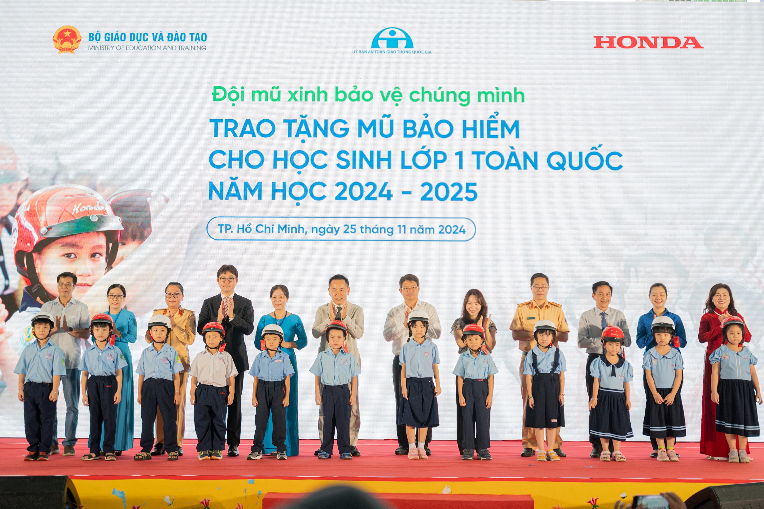 2. Trao tặng mũ bảo hiểm cho học sinh lớp Một trên toàn quốc năm học 2024-2025.JPG