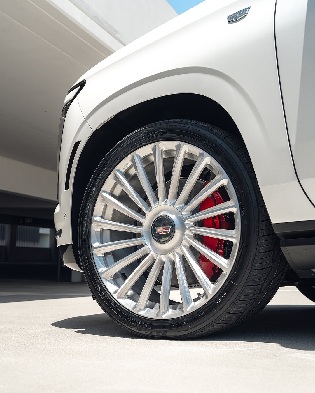 2025-cadillac-escalade-suv-rides-brushed-clear-on-monoblock-24s-feels-utterly-pristine_4.jpg