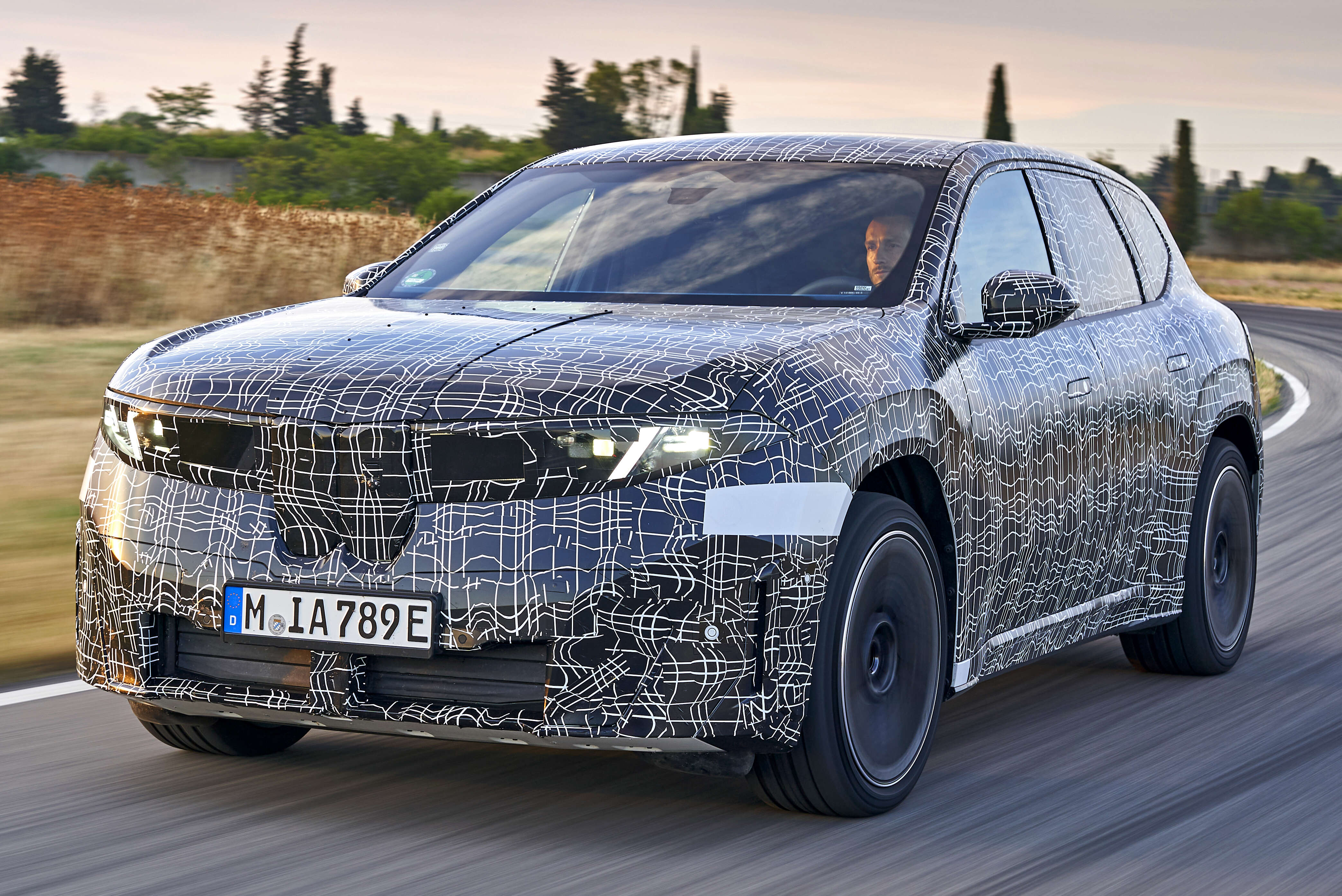 Hé lộ thông tin BMW iX3 2026: Phạm vi hoạt động lên đến 800 km, sạc siêu nhanh 400 kW