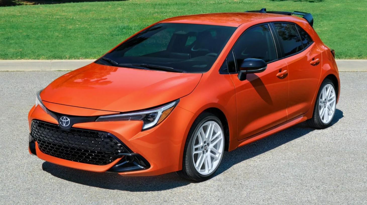 Toyota Corolla Hatchback 2026 ra mắt, bổ sung phiên bản mới đậm chất hoài cổ