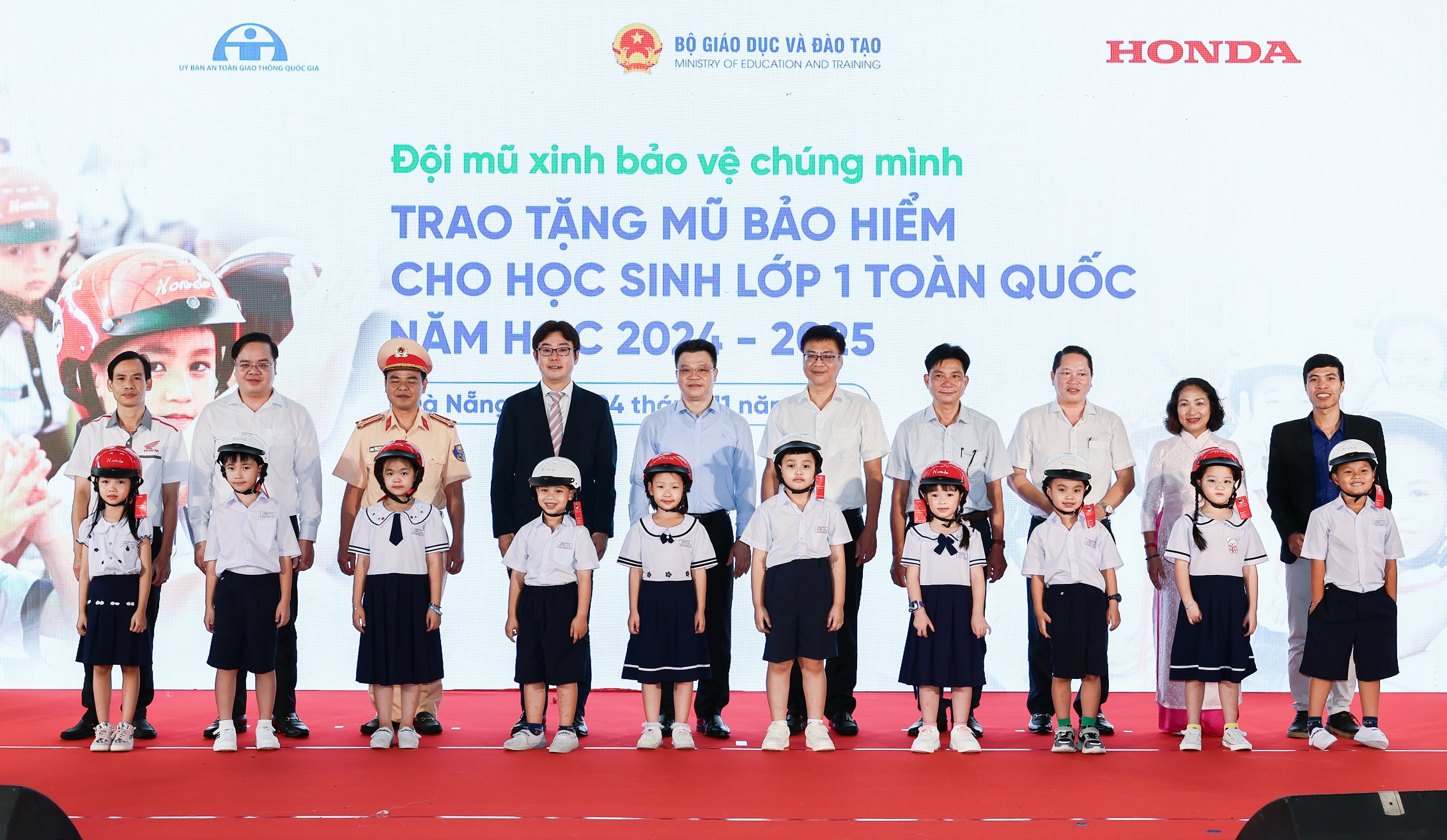 Trao tặng mũ bảo hiểm cho học sinh lớp Một khu vực miền Trung năm học 2024 – 2025