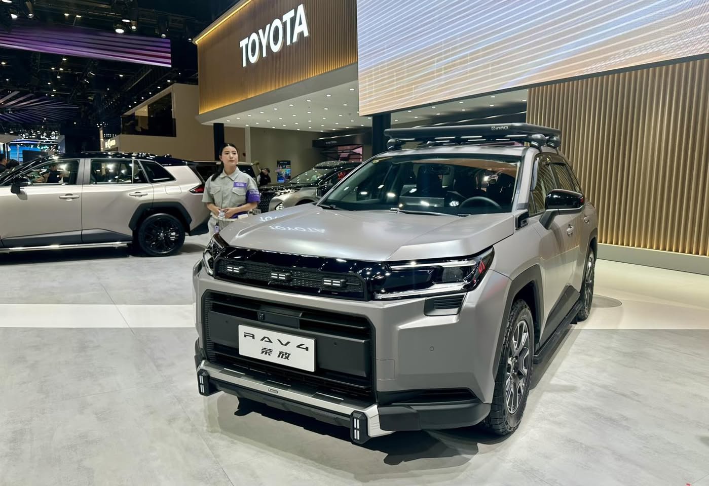 Toyota RAV4 2026 Trung Quốc vs Quốc Tế: Chiếc xe rẻ nhưng xịn gấp bội?