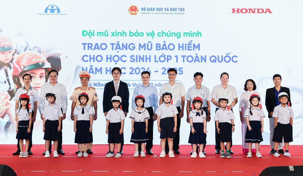 7. Trao tặng mũ bảo hiểm cho học sinh lớp Một trên toàn quốc năm học 2024 – 2025.jpg