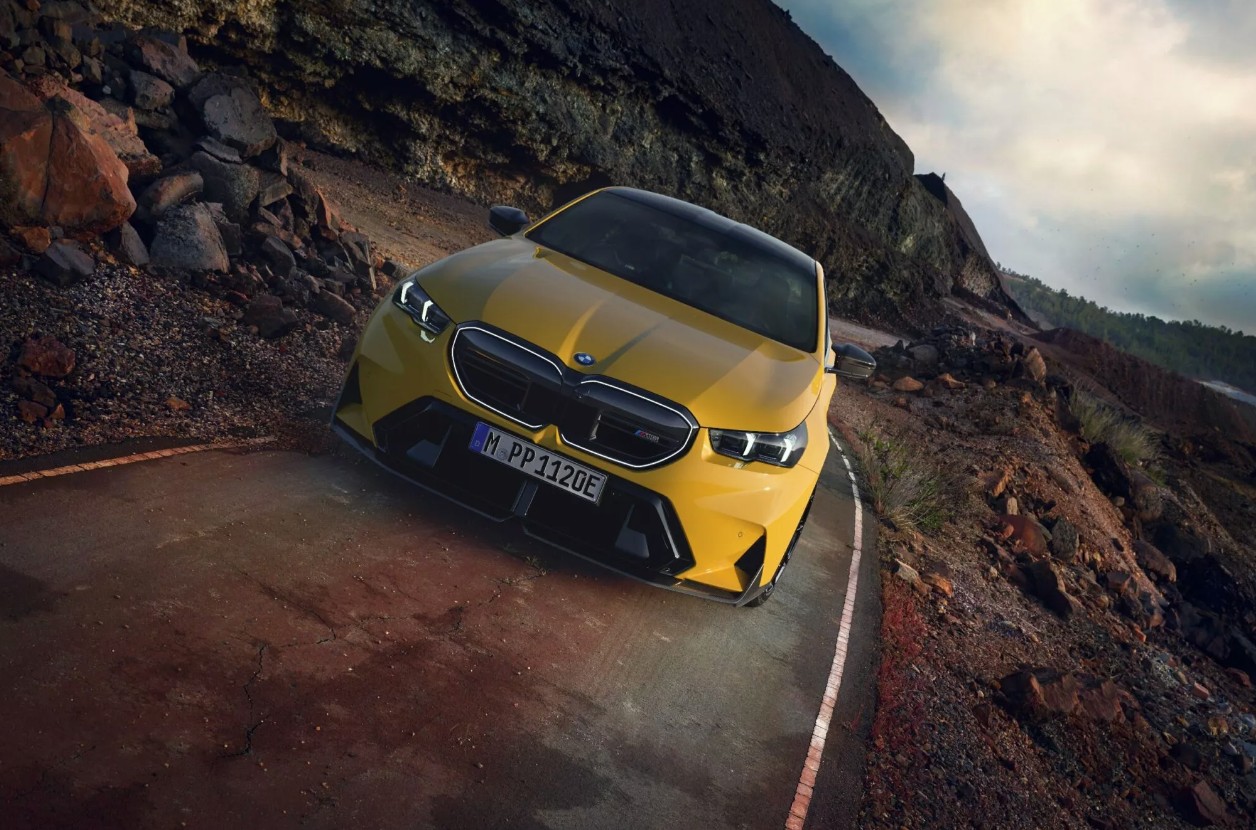 BMW M5 2025 được bổ sung thêm gói trang bị thể thao M Performance