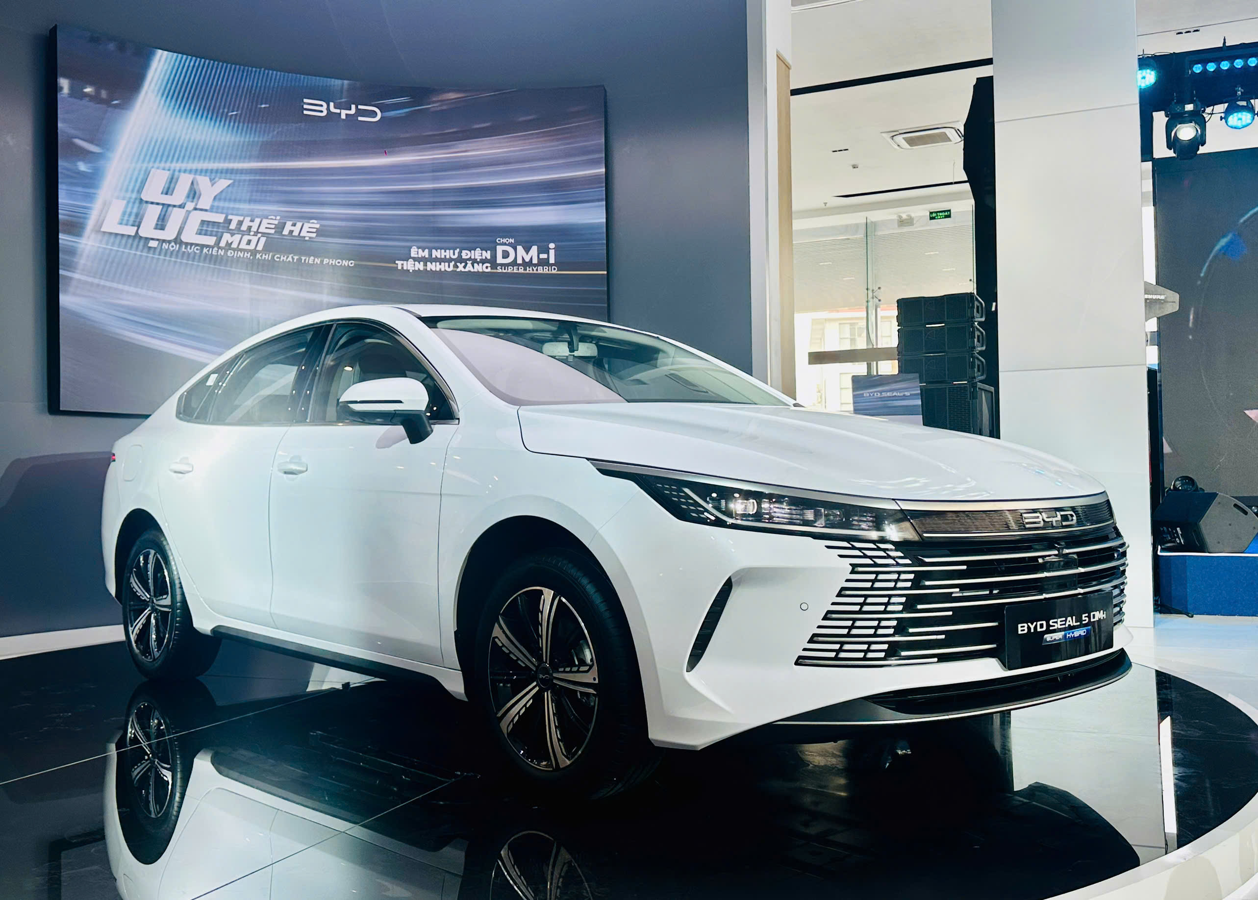 BYD SEAL 5 ra mắt tại Việt Nam: Giá từ 696 triệu đồng