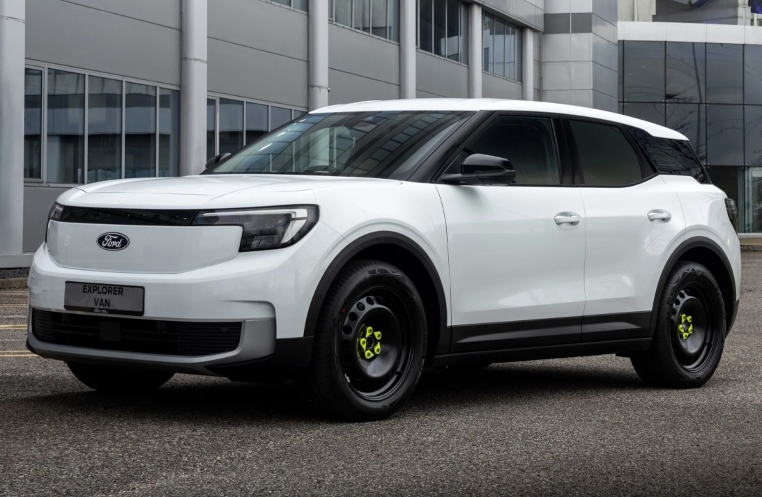 Ford biến Explorer EV thành xe van, nhìn như xe cảnh sát chìm