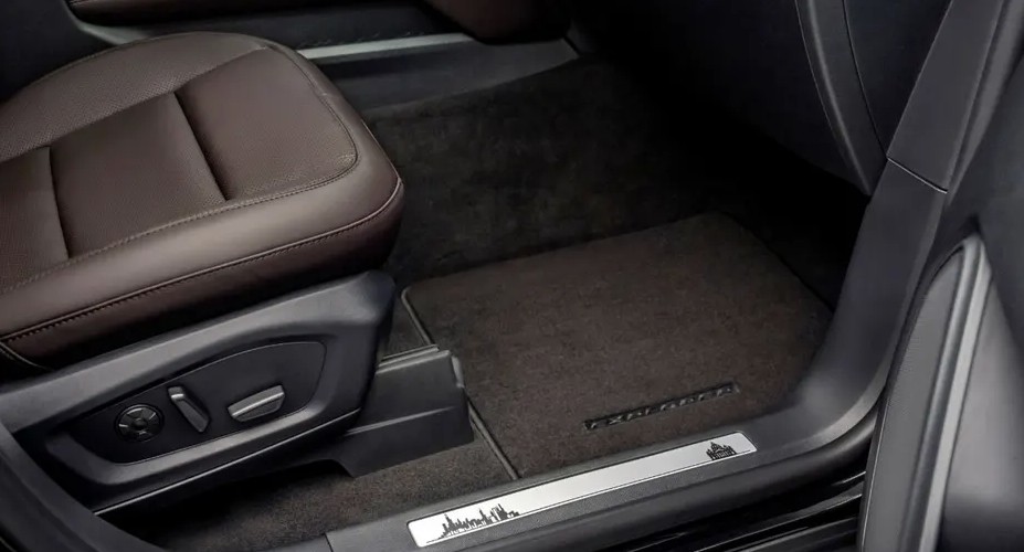 ford-explorer_pope-leo-xiv-exterior 4.jpg