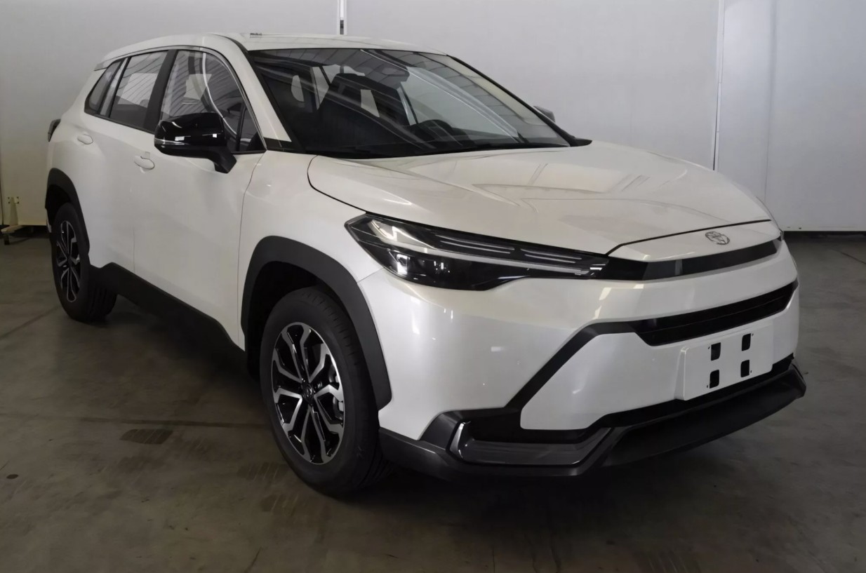 Toyota Frontlander 2025 lộ diện: "Anh em song sinh" của Corolla Cross với diện mạo mới lạ