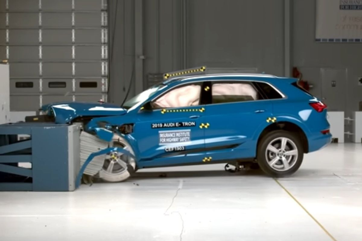 iihs-crash-ev-2215.jpg