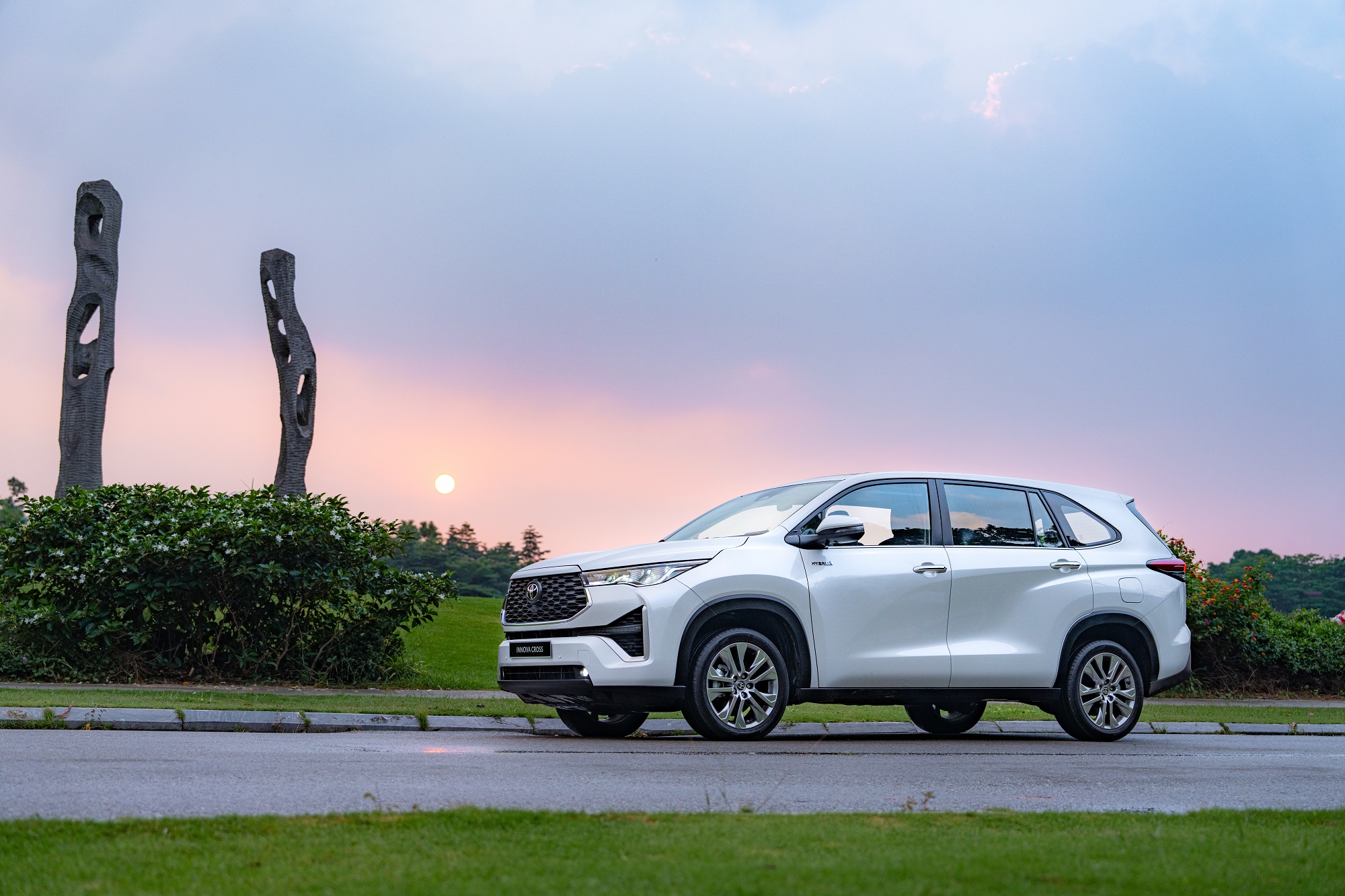 Innova Cross HEV.jpg