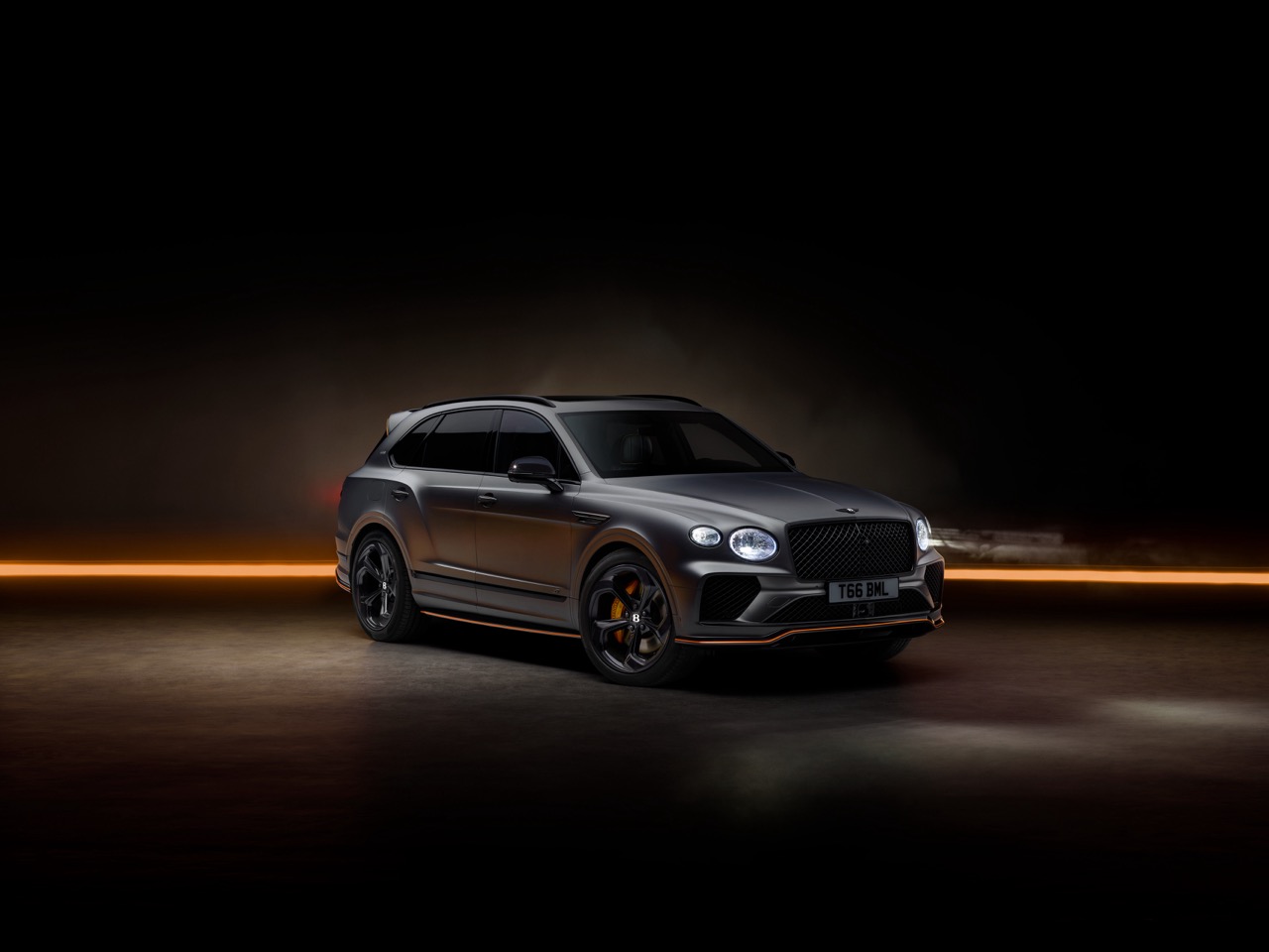 jpeg-Imagery_Bentayga Black Edition_24MY_Bentayga S Black Edition - Front 3-4 lớn.jpeg