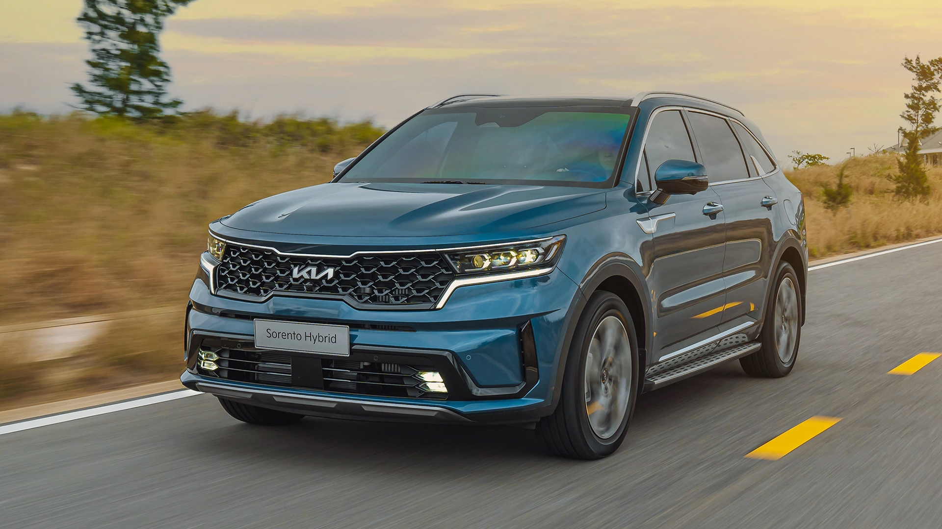 Ô tô hybrid khuyến mãi lớn, giảm giá sâu
