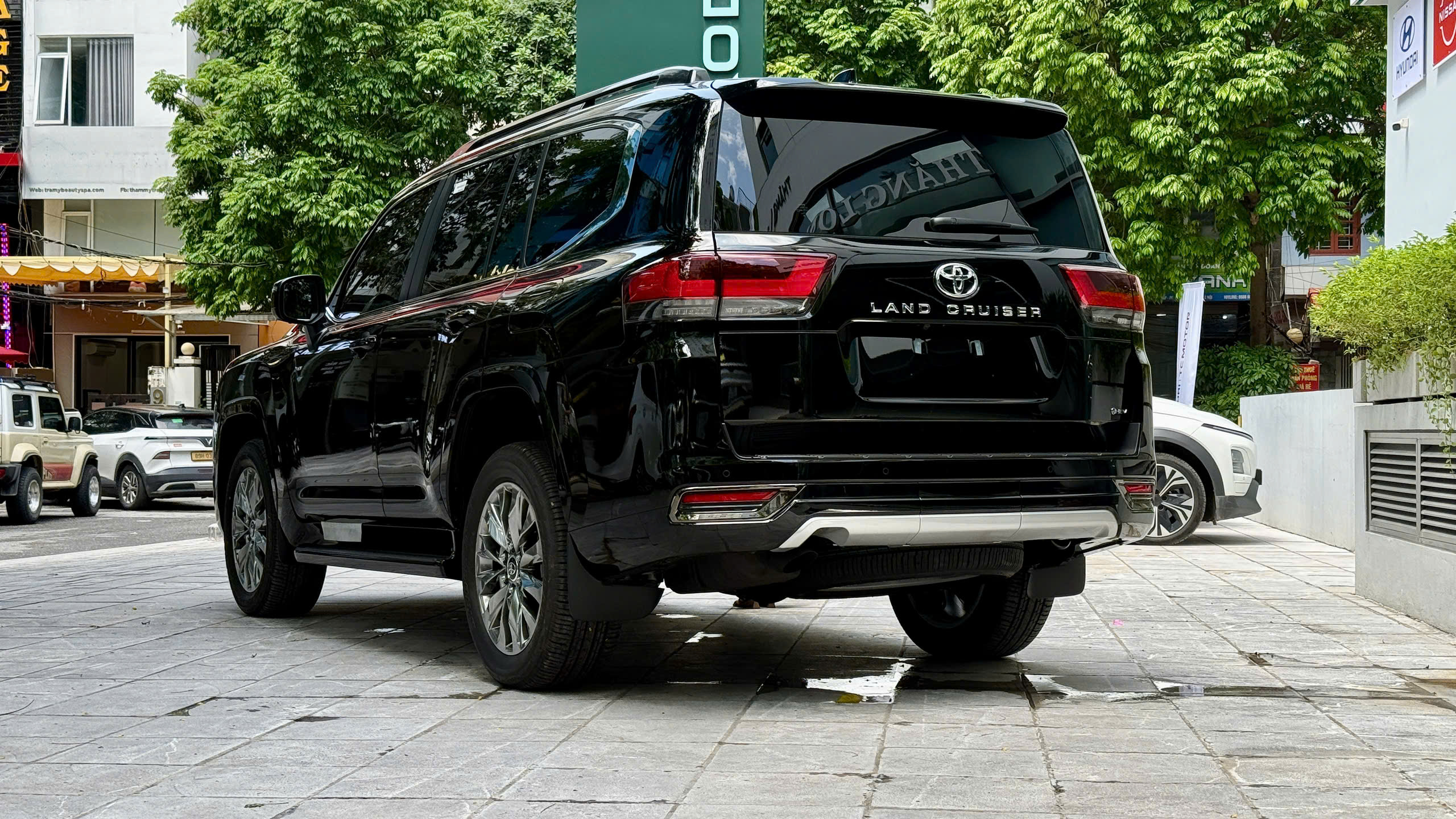 Trải nghiệm Toyota Land Cruiser 300 HEV hàng hiếm trước giờ giao!