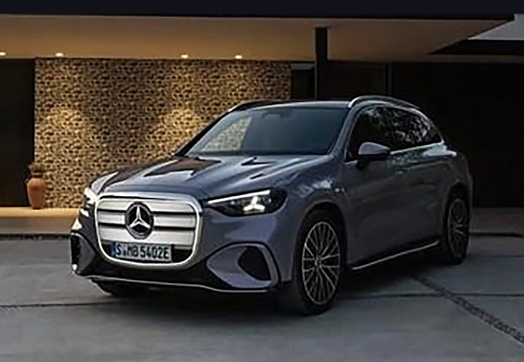 Rò rỉ ảnh ngoại thất Mercedes GLC EV mới trước giờ ra mắt, đối thủ của BMW iX3